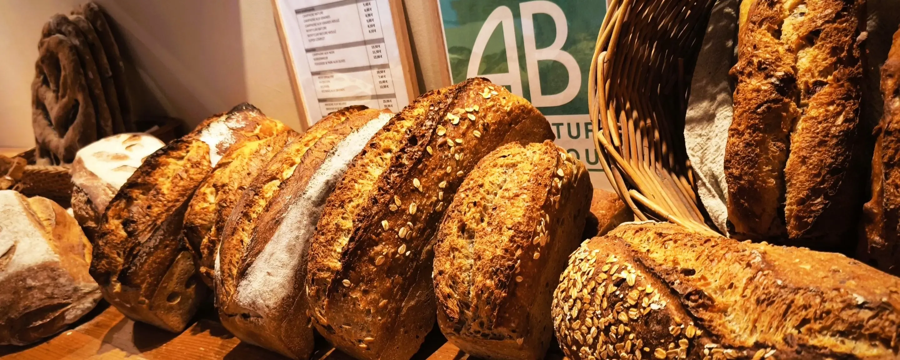 Pains au levain artisanaux presentes sur l'etal de la boulangerie Pain Libre.