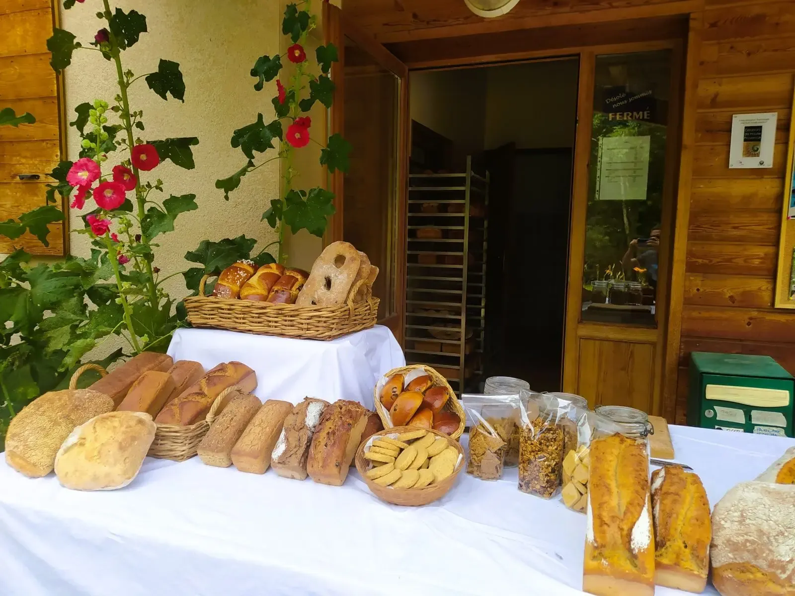 Ambiance du fournil et de la boulangerie Pain Libre.