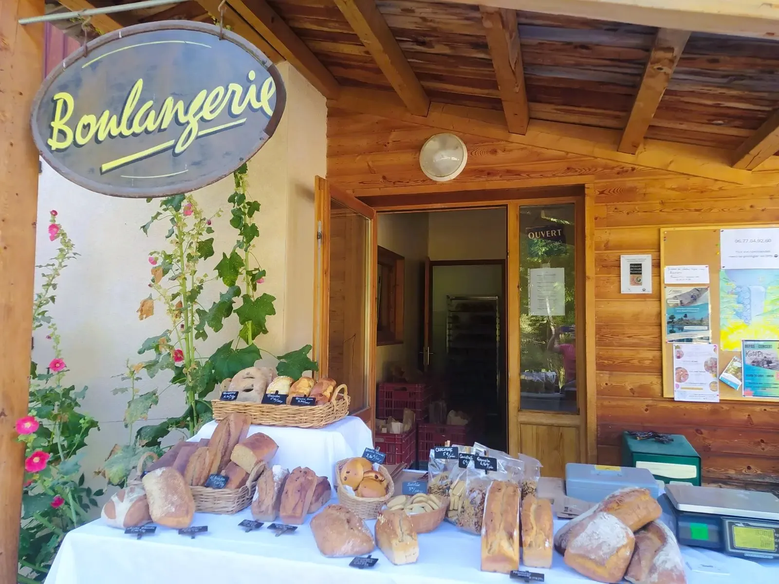 Ambiance de la boulangerie Pain Libre a Auzet.