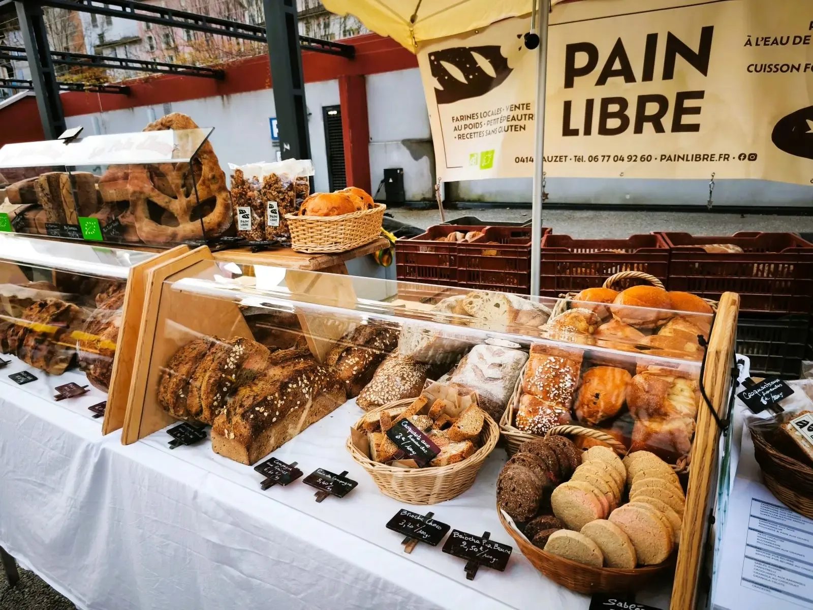 Les pains de Pain Libre sur le marche de Digne-les-Bains.