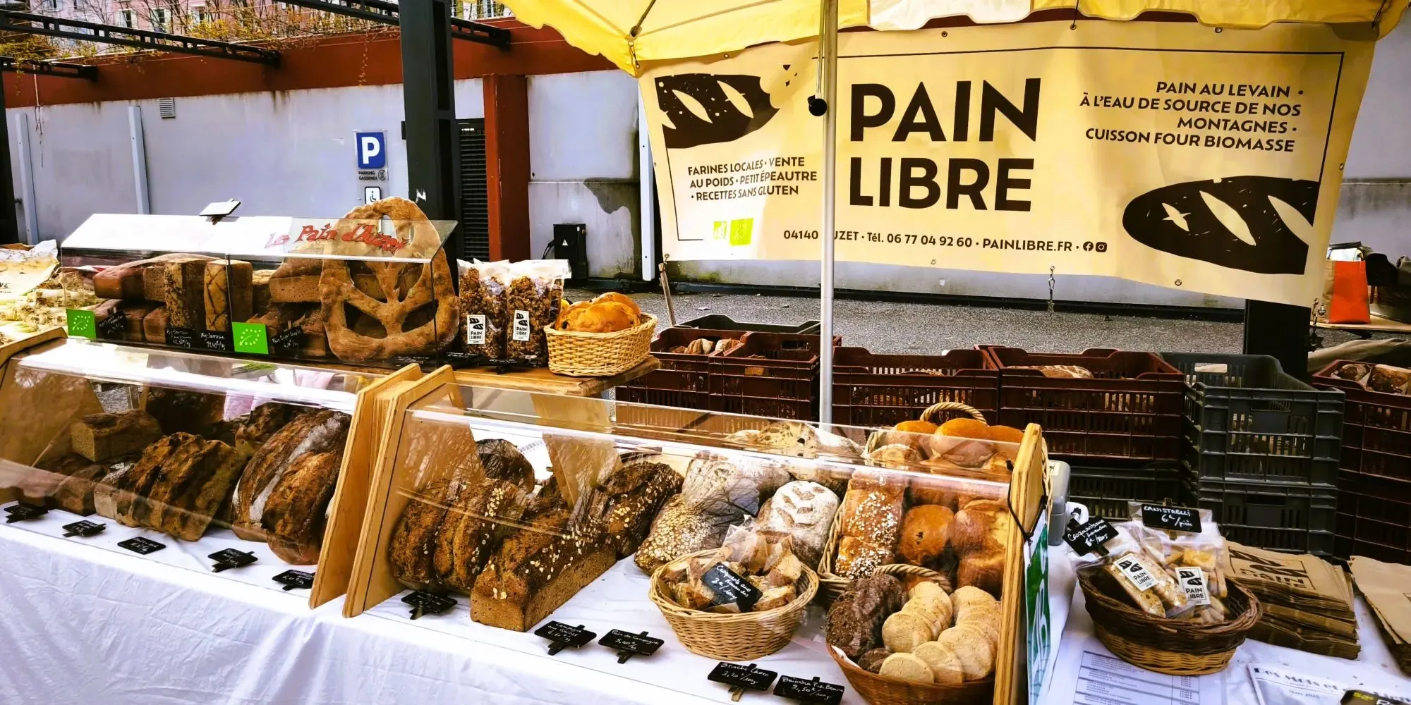 Les pains de Pain Libre sur le marche de Digne-les-Bains.