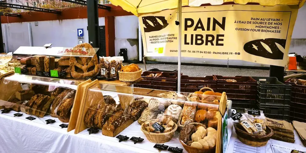 Les pains de Pain Libre sur le marche de Digne-les-Bains.