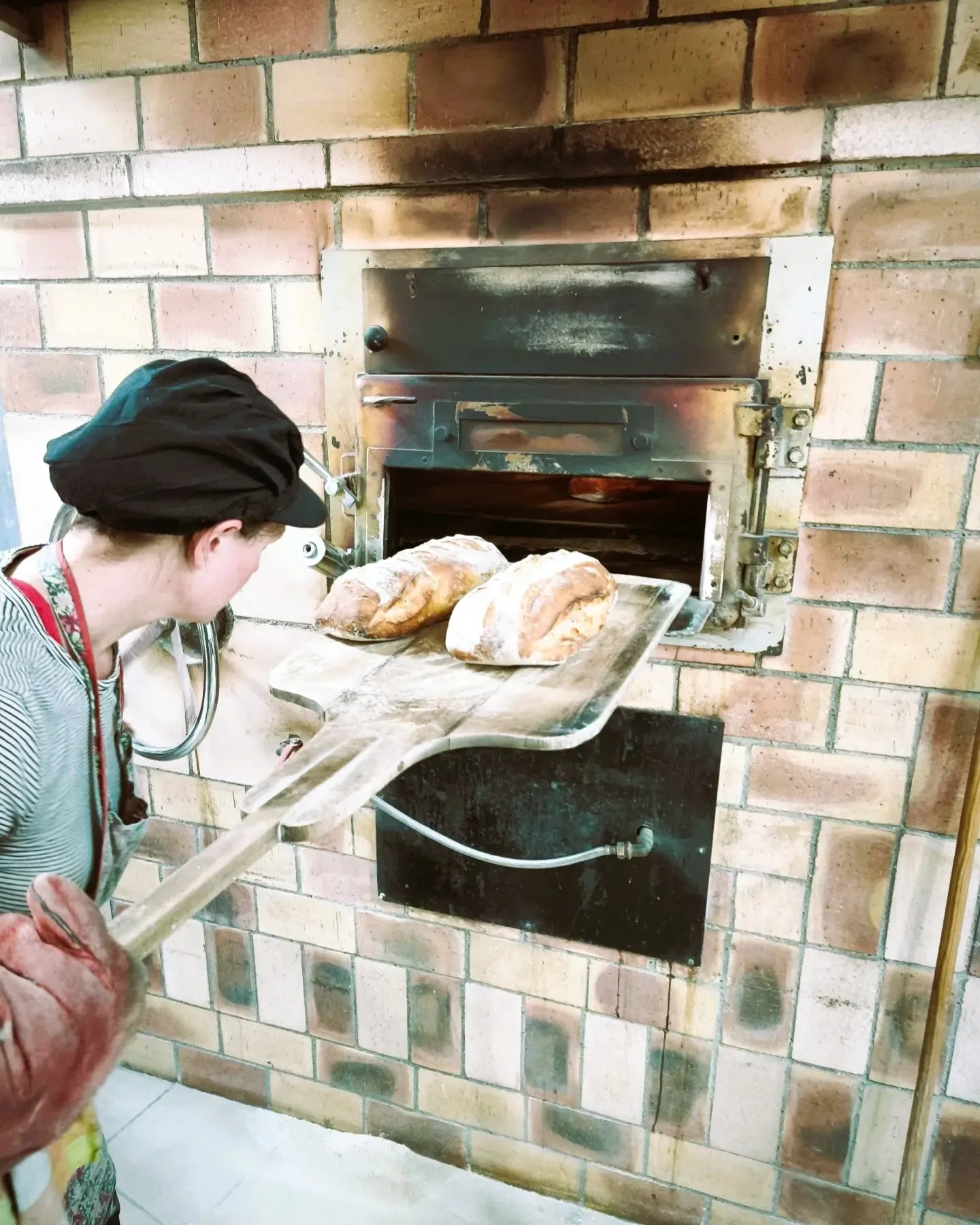 Gestes de fabrication artisanale du pain au fournil Pain Libre.