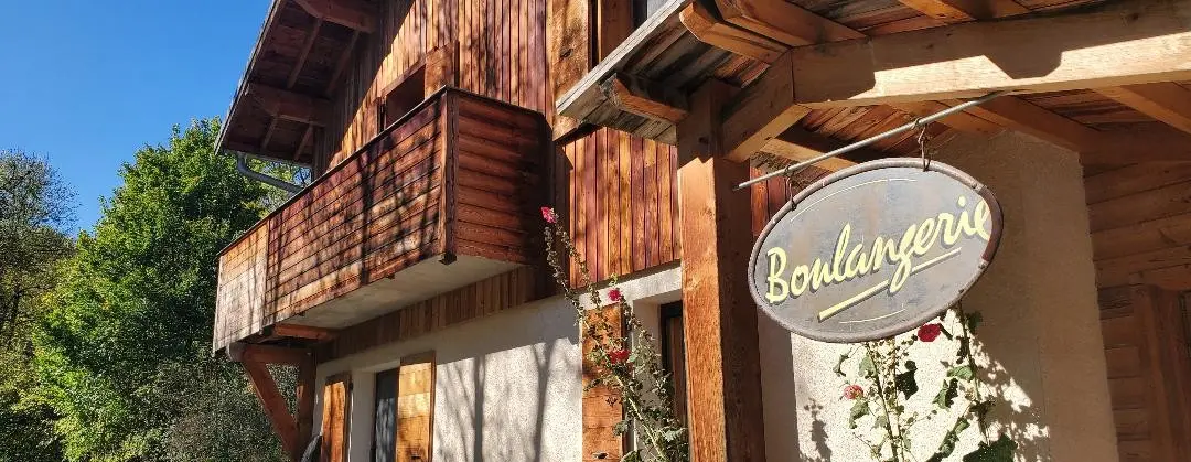 Pain artisanal de PAIN LIBRE sur une table de fournil